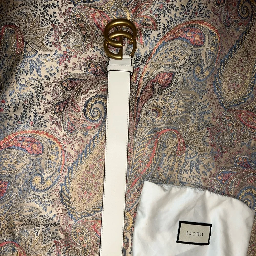 Gucci White Belt with Gold Buckle - Picture 5 of 8